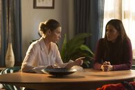 Lucifer – Chloe (Lauren German, l.) reagiert anders, als Maze (Lesley-Ann Brandt, r.) gehofft hatte, als sie Chloe den Zeitungsbericht über Wardens Tod zeigt. Wird das das zarte Band der Freundschaft zwischen ihnen zerreißen?