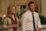 Bones - Die Knochenjägerin – Booth (David Boreanaz) ist unglaublich erleichtert, Brennan (Emily Deschanel) gefunden zu haben, die sich wegen des Mordverdachtes gegen sie verstecken musste. Die Verwendung des sendungsbezogenen Materials ist nur mit dem Hinweis und Verlinkung auf TVNOW gestattet.; Booth (David Boreanaz) ist unglaublich erleichtert, Brennan (Emily Deschanel) gefunden zu haben, die sich wegen des Mordverdachtes gegen sie verstecken musste. Die Verwendung des sendungsbezogenen Materials ist nur mit dem Hinweis und Verlinkung auf TVNOW gestattet.