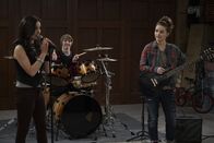 Last Man Standing – (v.l.n.r.) Cammy Harris (Sarah Gilman); Nigel (Joey Luthman); Eve Baxter (Kaitlyn Dever)