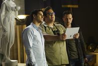 Scorpion – Ein eigentlich leichter Auftrag gerät für Walter (Elyes Gabel, l.), Sylvester (Ari Stidham, M.) und Toby (Eddie Kaye Thomas, r.) außer Kontrolle, als ein Gruppe in das Nuturkundemuseum einbricht und einen wertvollen Edelstein klaut ...