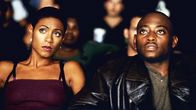 Scream 2 – Maureen (Jada Pinkett Smith, l.); Phil (Omar Epps, r.)