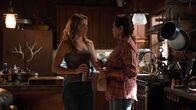 Shooter – Julie Swagger (Shantel VanSanten, l.); Estella (Gina Gallego, r.)