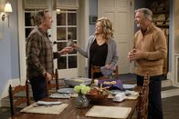 Last Man Standing – v.l.n.r.) Mike Baxter (Tim Allen); Vanessa Baxter (Nancy Travis); Reverend Paul (Bill Engvall)