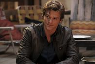MacGyver – Nur mit einem Autokabel und einem Haken bewaffnet, versucht MacGyver (Lucas Till) den flüchtigen Aaron Deckard aus der Obhut der Kopfgeldjäger-Familie Colton zu befreien.