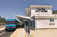 Mit dem Zug ... – Am Bahnhof von Vila Real de Santo António in der südöstlichsten Ecke Portugals: Hier beginnt die Zugreise durch die Algarve.