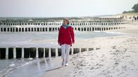 Landpartie – Moderatorin Heike Götz am Ostseestrand in der Nähe von Zingst.
