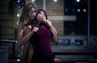Nach dem Prozess – Heidi (Tess Haubrich, li.) bedroht Clara (Michelle Lim Davidson, re.) auf dem Dach.