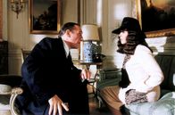 Bon Voyage – Viviane Denvers (Isabelle Adjani) und Jean-Etienne Beaufort (Gérard Depardieu) kommen sich näher.