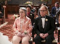 The Big Bang Theory – Mrs. (Kathy Bates, l.) und Mr. Fowler (Teller, r.) sorgen für einige Aufregungen bei der Hochzeit ihrer Tochter Amy ...