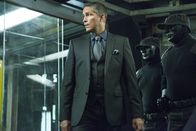 Escape Plan – Direktor Hobbes (Jim Caviezel, l.) verfolgt eigene Pläne mit seinen Gefangenen.