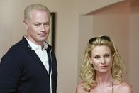 Desperate Housewives – Edie (Nicolette Sheridan, r.) taucht mit einem geheimnisvollen neuen Ehemann (Neal McDonough, l.) in der Wisteria Lane auf, der Edies Grobheiten abmildert und sich überall beliebt macht ...