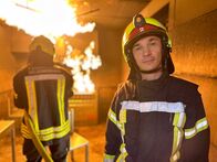pur+ – Moderator Eric Mayer trainiert mit der Feuerwehr im Brandhaus Gelsenkirchen. Wie lassen sich Brände schnell löschen und Menschen retten? Was ist ein Flashover? Und welche Rolle spielen E-Bikes, Handys und neue Materialien im Haus in Bezug auf Brandverläufe?