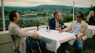 Exit – In einem Restaurant beschließen Adam (Simon J. Berger, l.), Jeppe (Jon Řigarden, M.) und Henrik (Tobias Santelmann, r.) ihre neueste Geschäftsidee mit einem Wochenende voller Exzesse gebührend zu feiern.