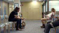 Upright – Lucky (Tim Minchin) und Meg (Milly Alcock)
