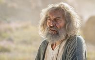 Terra X: Große Mythen aufgedeckt – Eine furchtbare Überschwemmung soll alle Menschen mit sich reißen. Alle - außer Noah (Dimitar Selenski). Auf Gottes Geheiß hin baut er eine Arche.