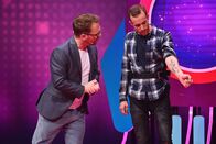 Voll verschossen mit Ralf Schmitz – Ralf Schmitz (l.); Sebastian (r.)