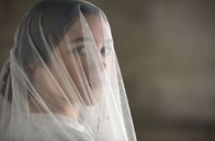 Lady Macbeth – Die arme Katherine (Florence Pugh) wird mit einem reichen lieblosen Kaufmannssohn verheiratet.