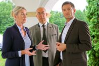Die Rosenheim-Cops – Polizeidirektor Gert Achtziger (Alexander Duda, M.) und Kommissar Sven Hansen (Igor Jeftic, r.) ermitteln in der Musikakademie und befragen Anna Ferber (Birte Berg, l.).