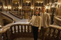 Weltstädte – Leon Windscheid mit Pamela Golbin (französische Autorin und Modehistorikerin) in der Pariser Oper.
