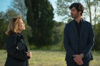 Alles was ich dir geben will – ONE ALLES WAS ICH DIR GEBEN WILL, STAFFEL 1, "Folge 2 - Geheimnisse" Uhr. La Marquise (Nicole Calfan, l.) und Manuel Ortigosa (David Kammenos, r.).