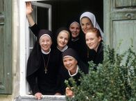 Um Himmels Willen – (v.li.) Fröhlicher Blick aus dem Fenster des Nonnenklosters: Felicitas (Karin Gregorek), Agnes (Emanuela von Frankenberg), Lotte (Jutta Speidel), Sophie (Anne Weinknecht), Julia (Helen Zellweger) und Barbara (Anna Luise Kish).