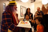 Modern Family – (v.li.) Cameron alias Clown Fizbo (Eric Stonestreet) und die restliche Familie (Rico Rodriguez, Sofia Vergara, Ariel Winter, Sarah Hyland, Ed O'Neill) verlegen Lukes (Nolan Gould) Geburtstagsfeier kurzerhand ins Krankenhaus.