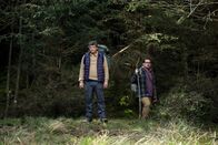 Überväter – Mathi (Fritz Karl, l.) und Luca (Anselm Bresgott, r.) müssen sich eingestehen, dass sie sich im Wald verlaufen haben.