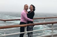 Verrückt nach Meer – Die Reiseleiter Maika und Bernd stehen an Bord der "Grand Lady" Modell für das Fotobuch des Bordfotografen und versuchen eine gute Figur zu machen. Weiteres Bildmaterial finden Sie unter www.br-foto.de.