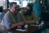 The Big Lebowski – Jeff Lebowskis (Jeff Bridges, r.) kommt mit der aufbrausenden Art seines Kumpels Walter Sobchak (John Goodman, l.) nicht immer zurecht ...