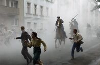 Der Baader Meinhof Komplex – Die politische Stimmung in Deutschland ist Ende der 60er Jahre aufgeheizt: Wütende Proteste werden gewaltsam aufgelöst.