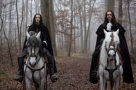 Versailles – Monsieur (Alexander Vlahos), Louis XIV (George Blagden)