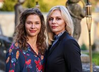 Hotel Heidelberg – Mascha Hillinger (Meike Droste, li.) und Karin Berger (Susanna Simon) übernehmen voller Elan die Leitung im Hotel Heidelberg. Während die international erfahrene Hotelmanagerin Karin auf maximale Effizienz setzt und das Personal mit ihrem knallharten Führungsstil vor den Kopf stößt, will die Bestsellerautorin Mascha die gutbürgerliche Hotelküche komplett auf vegan umstellen und bringt einen neuen Koch mit.