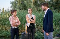 WaPo Bodensee – Skipper Robert Klein (Peter Ketnath, r.) will von Milena Kappel (Amira Demirkiran, l.) und Nicole Meinert (Charlotte Krause, M.) wissen, wo seine Tochter ist. Die drei sind seit Kinderzeiten beste Freundinnen, bekannt als die Segel-Sisters.