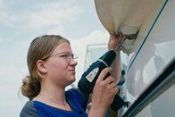 Berufsbild – In ihrer Lehre hat Kerstin Lanz schon etliche Töffsattel bezogen oder Sonnensegel genäht.