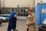 SOKO Stuttgart – Das Opfer war ein Arbeitskollege von Hadice Ates (Pegah Kazemi, l.). SOKO-Chefin Martina Seiffert (Astrid M. Fünderich, r.) will jetzt wissen, wie ihr Verhältnis zu ihm war.