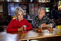 Young Sheldon – Connie "Meemaw" Tucker (Annie Potts, l.); Coach Dale Ballard (Craig T. Nelson, r.)