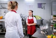 Sturm der Liebe – Greta (Laura Osswald, l.) muss einen geplanten Ausflug mit Charly (Natalie Kim Lehmann, r.) absagen.