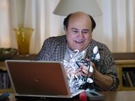 Blendende Weihnachten – Buddy Hall (Danny DeVito).