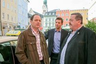 Die Rosenheim-Cops – Gegenüber den Kommissaren (Igor Jeftic, m.; Joseph Hannesschläger, r.) zeigt sich Taxler Eidenberger (Bernhard Ulrich, l.) schockiert über den Tod seiner Ex-Frau.