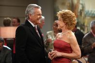 Two and a Half Men – Teddy (Robert Wagner, l.) und Evelyn (Holland Taylor, r.) geben ihre Verlobung bekannt. Zur Feier des Tages taucht plötzlich auch Teddys attraktive Tochter Courtney auf, in die sich Charlie sofort verguckt ...