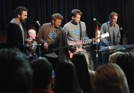 Desperate Housewives – Das "Battle of the Bands"-Konzert steht an: Carlos (Ricardo Antonio Chavira, l.), Dave (Neal McDonough, 2.v.l.), Tom (Doug Savant, M.), Mike (James Denton, 2.v.r.) und Orson (Kyle MacLachlan, r.) geben ihr Bestes ...