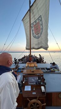 Expedition in die Heimat – Sonnenuntergangsfahrt auf der Lädine St. Jodok; SWR EXPEDITION IN DIE HEIMAT, "Bodensee - Zwischen Wellen und Wolken" Uhr im SWR. Sonnenuntergangsfahrt auf der Lädine St. Jodok