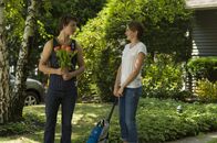 Das Schicksal ist ein mieser Verräter – Als die sechzehnjährige Hazel (Shailene Woodley, r.), die seit drei Jahren an Schilddrüsenkrebs mit Metastasen in der Lunge leidet, in ihrer Selbsthilfegruppe den charismatischen Gus (Ansel Elgort, l.) kennenlernt, kommen sich die beiden schnell näher. Doch Hazel, die sich selbst als "Zeitbombe" betrachtet, möchte Gus vor dem Schmerz ihres unvermeidlichen Todes bewahren ...