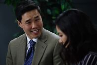 Fresh off the Boat – Müssen sich mit ihrer Vergangenheit auseinandersetzen: Louis (Randall Park, l.) und Jessica (Constance Wu, r.) ...