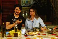 Zu Tisch ... – Michele Durello und seine Mutter bereiten Bruschetta mit Trüffeln zu.