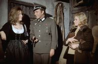 Agenten sterben einsam – In einem Alpengasthof arbeitet eine britische Agentin unter dem Decknamen „Heidi“ (Ingrid Pitt, li.) und kann Major Smith (Richard Burton, Mi.) und die Geheimagentin Mary Ellison (Mary Ure, re.) mit wichtigen Informationen über Schloss Adler versorgen.