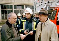Tatort (SWR) – SWR Fernsehen TATORT, "Bienzle und der Feuerteufel" Uhr. Klaus Stöckle (Jürgen Haug) will nichts davon hören, dass möglicherweise einer seiner Feuerwehrmänner in die Brandstiftung verwickelt ist. Wütend verweigert er Gächter (Rüdiger Wandel) und Bienzle (Dietz Werner Steck) die Zusammenarbeit.