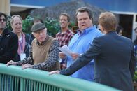 Modern Family – Cameron Tucker (Eric Stonestreet, 2.v.r.), Mitchell Pritchett (Jesse Tyler Ferguson, r.)