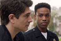 The Rookie – Die Fronten zwischen West (Titus Makin Jr., r.) und seinem neuen Ausbilder Stanton (Brandon Routh, l.) verhärten immer weiter. Nun will West Stantons diskriminierendes Verhalten nicht mehr tatenlos hinnehmen.