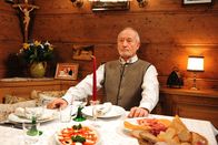 Sturm der Liebe – ARD STURM DER LIEBE FOLGE 1527 Uhr im ERSTEN. Alfons (Sepp Schauer) ist enttäuscht, dass Hildegard sich lieber mit einer Freundin trifft, als mit ihm zu Abend zu essen.